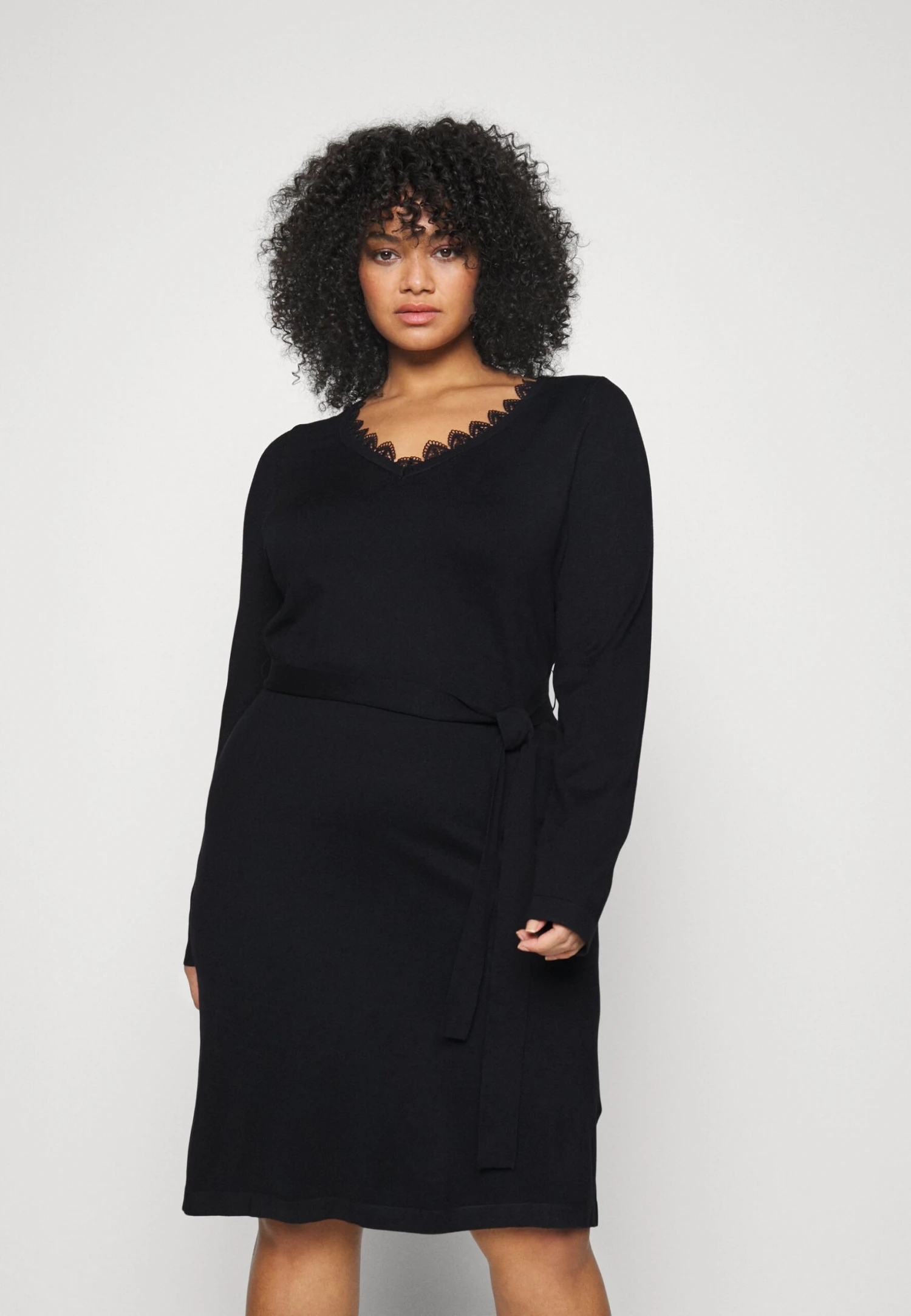 V Ausschnitt Mini Strickkleid Mit Gürtel Und Spitzeneinsatz - Gebreide Jurk - Black 3 V Ausschnitt Mini Strickkleid Mit Gürtel Und Spitzeneinsatz - Gebreide Jurk - Black