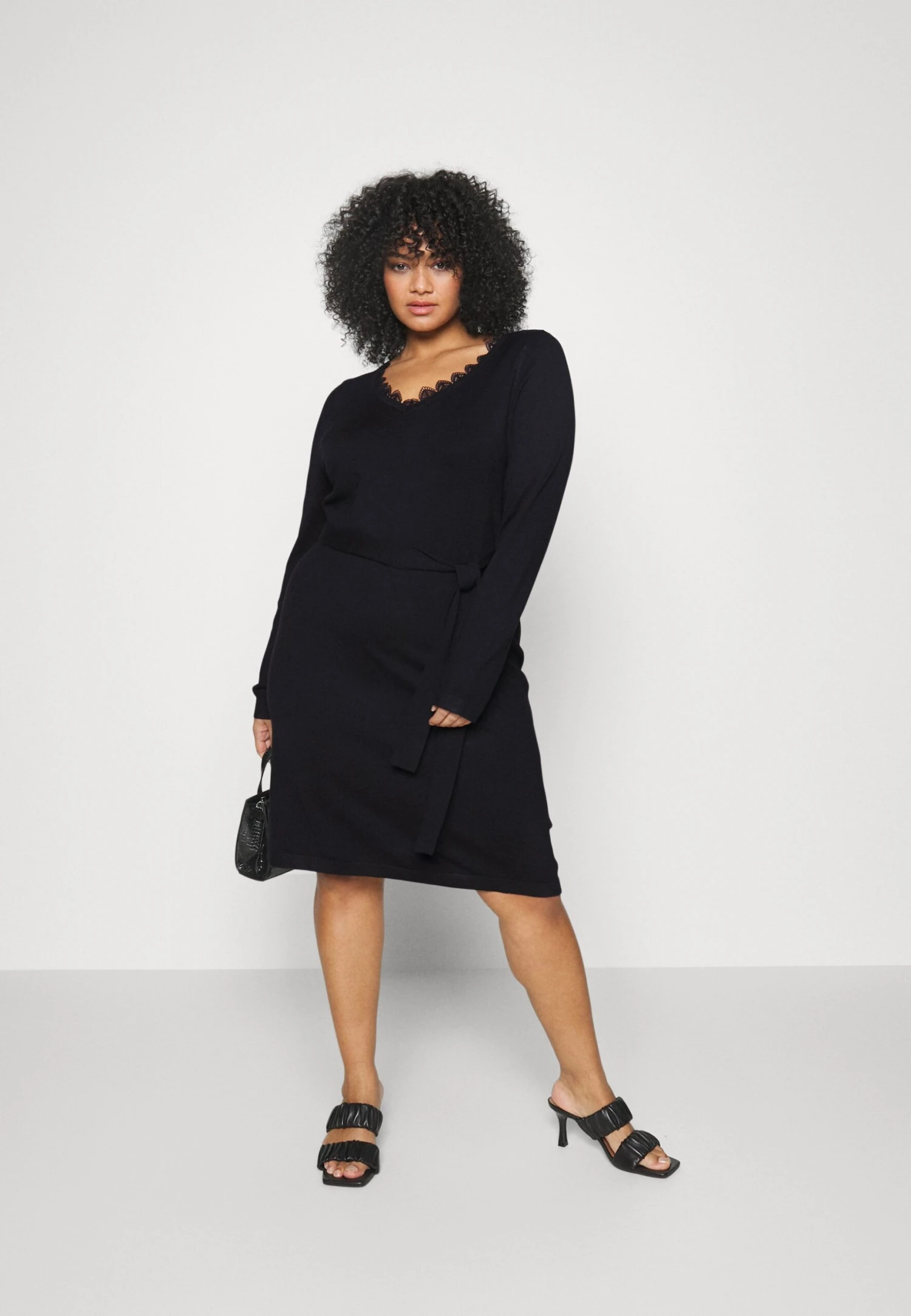 V Ausschnitt Mini Strickkleid Mit Gürtel Und Spitzeneinsatz - Gebreide Jurk - Black 4 V Ausschnitt Mini Strickkleid Mit Gürtel Und Spitzeneinsatz - Gebreide Jurk - Black - Afbeelding 2