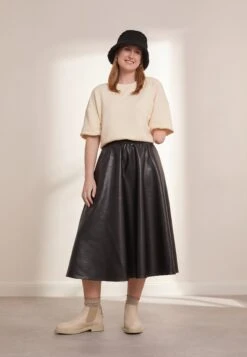 Anna Field -Anna Field 59349c99a2364345a806137bdecb339d