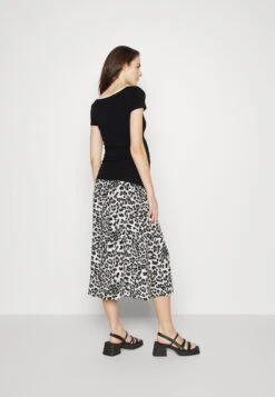 T-Shirt Print - Black 10 T-Shirt Print - Black -Anna Field 93731b21e059455ab056c59d379f9825