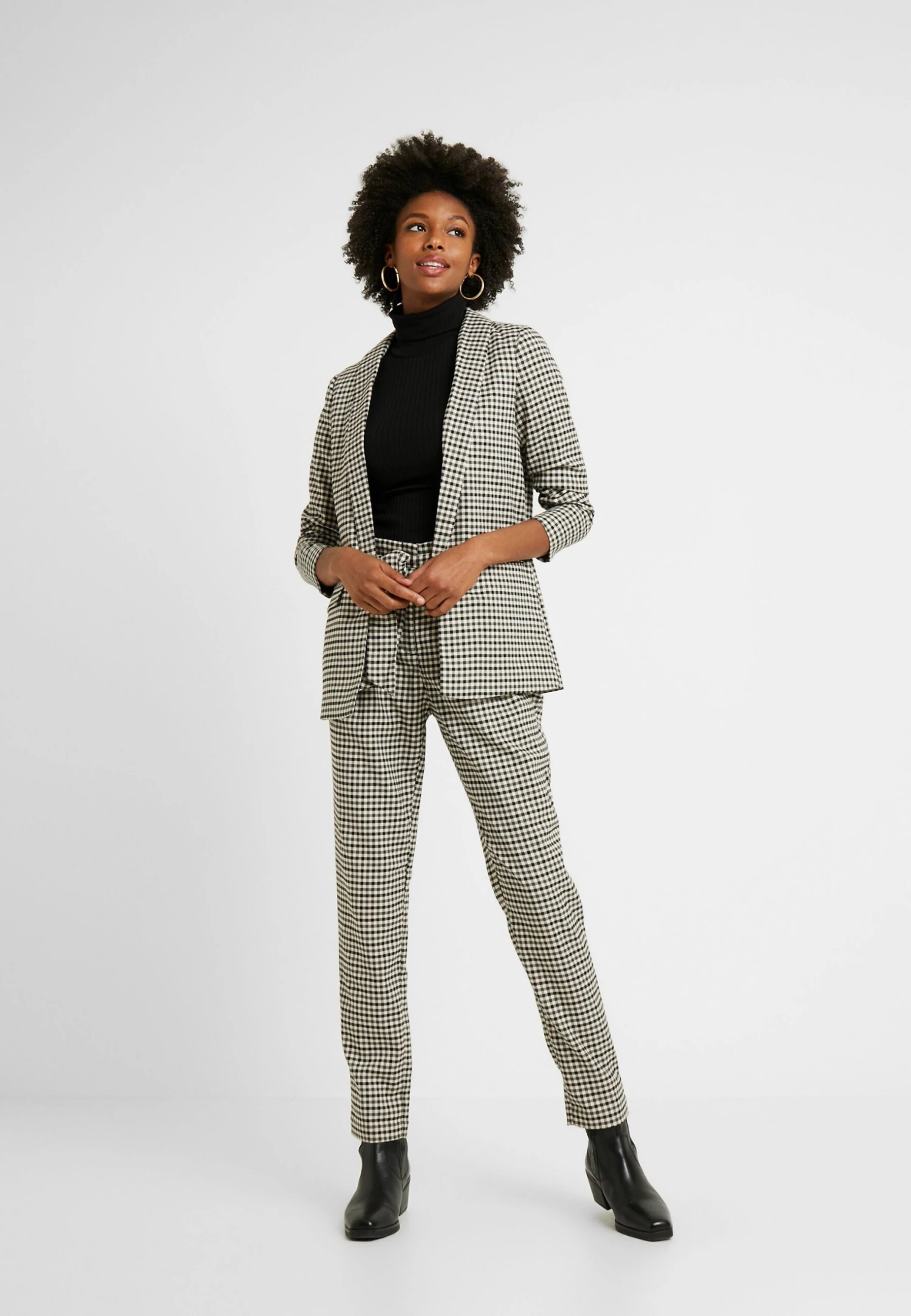 1/2 Sleeve Roll Neck - T-Shirt Basic - Black 4 1/2 Sleeve Roll Neck - T-Shirt Basic - Black - Afbeelding 2