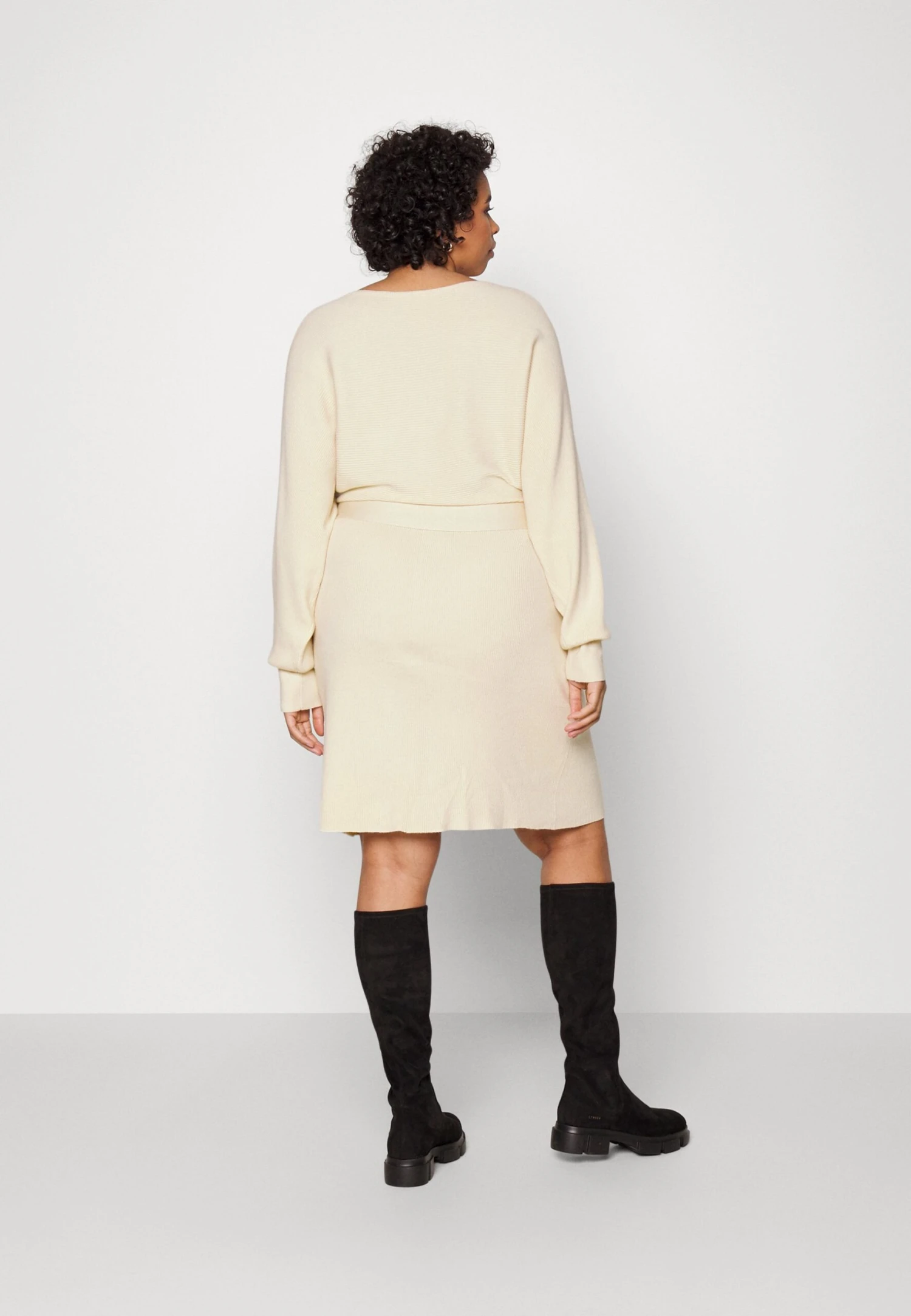 Wrap V Ausschnitt Mini Strickkleid Mit Gürtel - Gebreide Jurk - Off White 5 Wrap V Ausschnitt Mini Strickkleid Mit Gürtel - Gebreide Jurk - Off White - Afbeelding 3